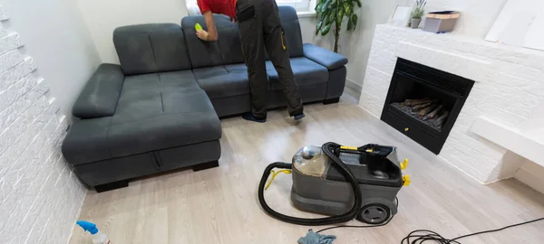 Man dry cleaners employee cleaning sofa with professionally extraction method — Φωτογραφία Αρχείου