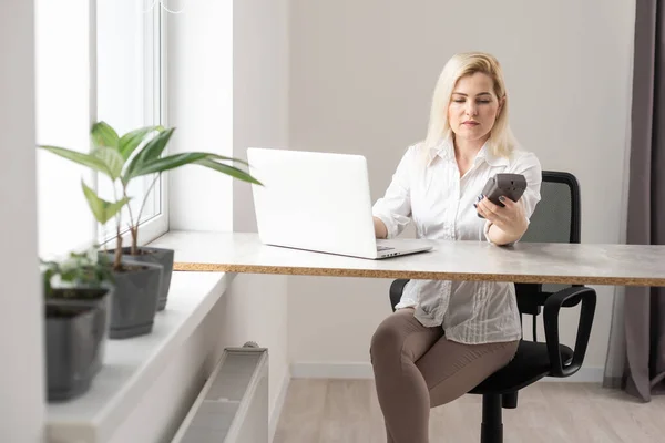 Tiro de uma mulher de negócios atraente trabalhando em laptop em sua estação de trabalho . — Fotografia de Stock