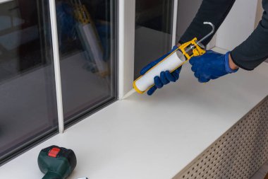 Alt kuşak ve pencere çerçeve arasındaki boşluğu doldurmak için poliüretan köpük uyguluyor. Konfor ve coziness eviniz için oluşturma