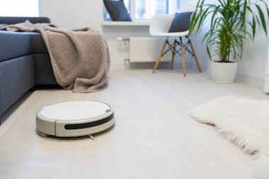 Ahşap kaplamalı elektrikli süpürge akıllı temizlik teknolojisi.