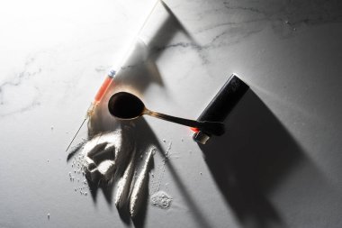 Şırıngalar, uyuşturucu, eroin ve pişmiş.