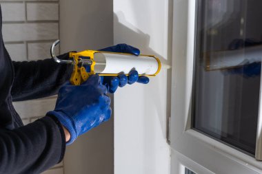 Ustabaşı odaya bir pencere çerçevesi yerleştirir.