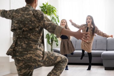 Mutlu asker baba ve iki kız evde..