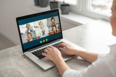 Laptopta Evde Çalışan Bir Kadın Grup Video Konferansı Yapıyor
