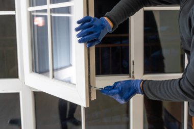 Daireye bir pencere yerleştiriyorum. İşçi tarafından neredeyse birleştirilmiş köşe polivinili