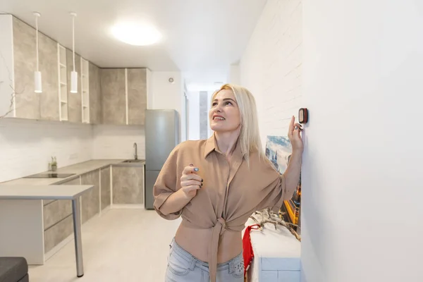 Pantalla inteligente con aplicaciones para el hogar inteligente en la pared en la sala de estar moderna — Foto de Stock