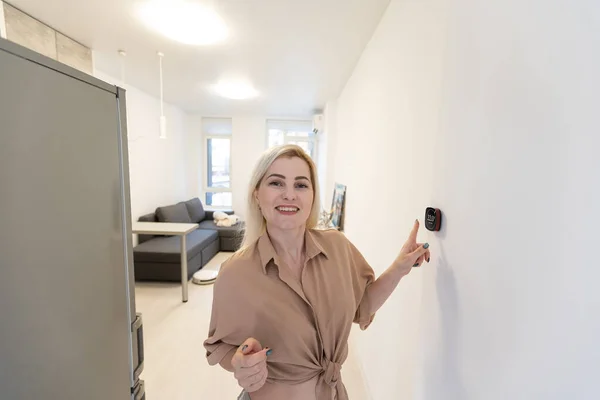 Slimme scherm met smart home apps op muur in moderne woonkamer — Stockfoto