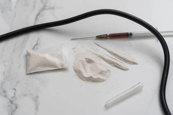 다양 한 종류의 약 과 바닥에 인간 두개골, 다양 한 하드 약물의 컬렉션 Heroin — 스톡 사진