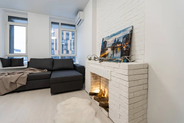 Modernes Wohnzimmer mit Kamin, Sofa — Stockfoto
