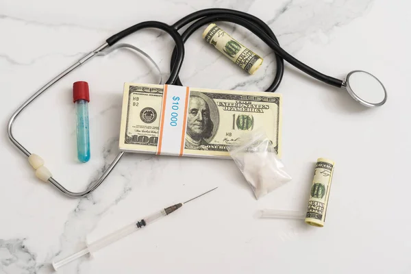 Coût élevé des médicaments coûteux concept, argent et stéthoscope. — Photo