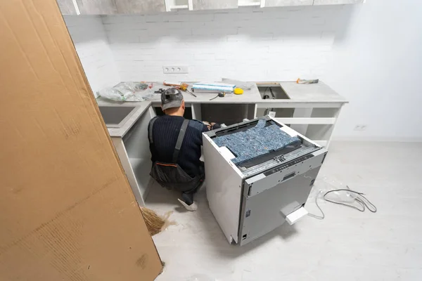 주방에 있는 식기세척기 내부 연결 배관 파이프를 설치하기 위한 호스 — 스톡 사진
