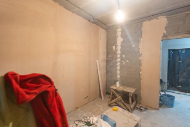 Boya malzemeleriyle dolu bir odada ev yenileme