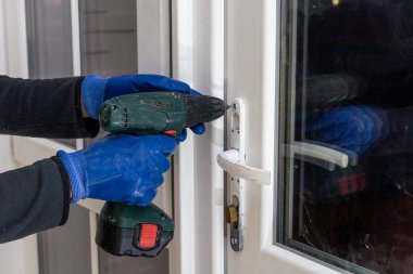 Daireye bir pencere yerleştiriyorum. İşçi tarafından neredeyse birleştirilmiş köşe polivinili