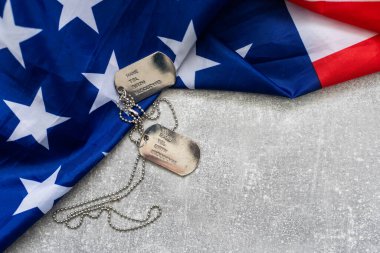 Amerika Birleşik Devletleri bayrağı ve künyesi, askeri sembolize, beton tahta arka planda stüdyo çekimi, Amerikan Gazileri veya Bağımsızlık Günü konsepti