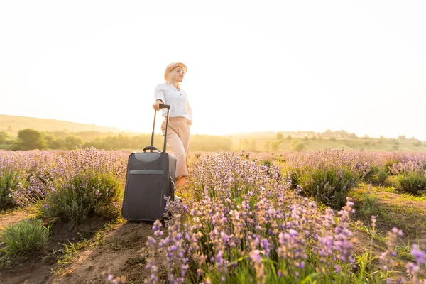 夏日下午，提着手提箱在薰衣草地里的女人 — 图库照片