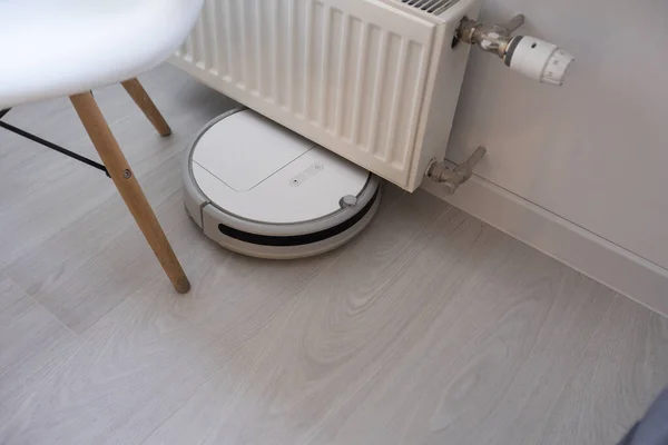 Aspiradora robótica moderna en el suelo en la sala de estar. Espacio para texto —  Fotos de Stock
