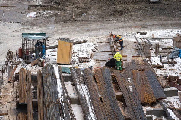 Vinçler ve işçiler temellere beton dökülüyor. İnşaat alanındaki inşaat çalışmalarına çimento dökülüyor. Kule vinçleri yeni bir yerleşim alanı inşa ediyor.