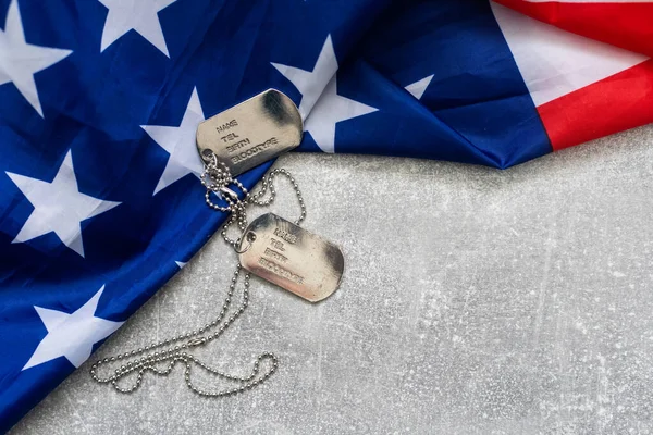 America Amerikai Egyesült Államok zászló és lánc kutya címkék, katonai szimbolizáló, stúdió lövés beton fórumon háttér, amerikai veteránok vagy függetlenség napja koncepció — Stock Fotó