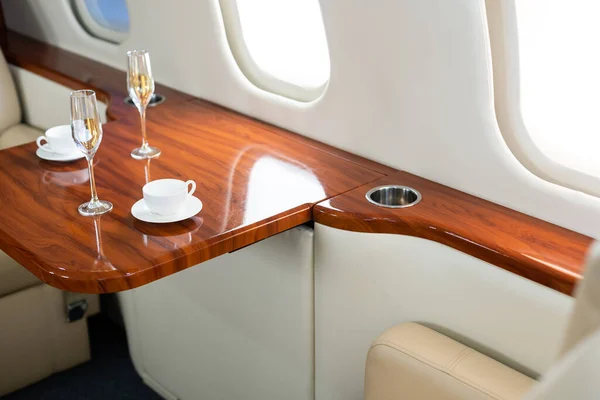 Кабина роскошного частного самолета. Пустой самолет с белыми кожаными стульями. — стоковое фото
