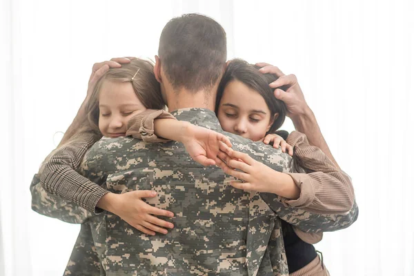 Pai militar e duas filhas em casa — Fotografia de Stock