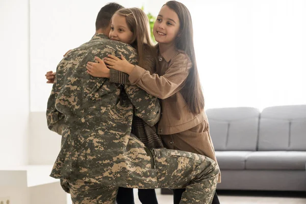 A boldog veterán katona visszatér a hadseregből, és újra találkozik a családjával. két gyerek hiányzik, otthoni háttér — Stock Fotó