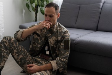 Sinir erkek askeri depresyon acı, evde tek başına oturan, Ptsd kavramı