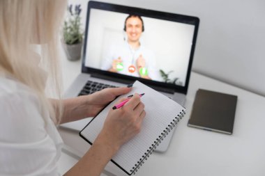 Laptopta Evde Çalışan Bir Kadın Grup Video Konferansı Yapıyor