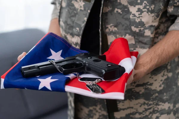 Soldat mit Waffe und Nationalflagge — Stockfoto