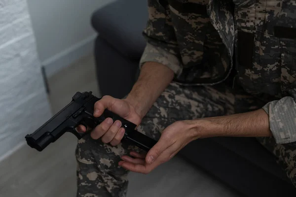 Στρατού άνδρας με ένα πυροβόλο όπλο — Φωτογραφία Αρχείου