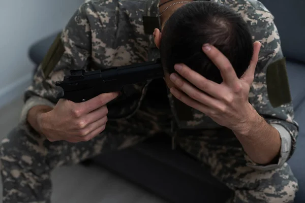 Un soldado del ejército apunta con una pistola en las manos a la pantalla. Atormentando el concepto de edificio —  Fotos de Stock