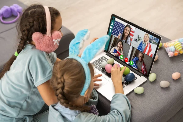 Videoconferencia con el grupo de personas en una computadora en casa, reunión en línea. Amigos hablando en video y celebrando las vacaciones de Pascua. Nuevo concepto normal y covid-19 — Foto de Stock