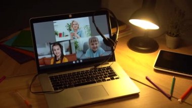 Laptop 'ta Evden Çalışan, Çevrimiçi Grup Video Konferansı