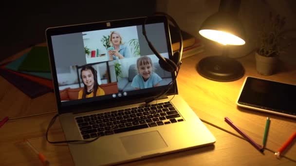 Trabajando desde casa, Videoconferencia de grupo en línea en el ordenador portátil — Vídeos de Stock