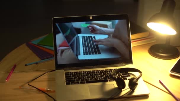 パソコンのキーボードで手を打ったりカメラを動かしたりオフィスのノートパソコンで仕事をしたり — ストック動画