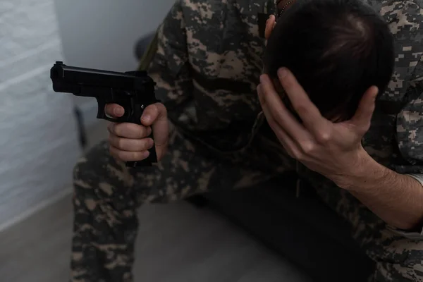 Pistole i ein bewaffneter Mann. Tarnung. Waffe, bewaffneter Mann, Waffe, Militärpatrouille. Mann in Tarnuniform ist mit Pistole bewaffnet — Stockfoto