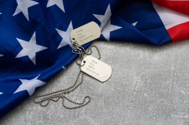 Amerikan bayrağında otantik askeri künye