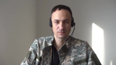 Online video arama danışma uygulaması kullanarak bilgisayarda video konferansı yapan bir ordu.