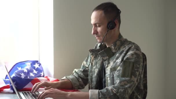 书写退伍军人日的便条。用手提电脑、智能手机和办公用品技术向美国退伍军人和所有战争受害者致敬的商业照片. — 图库视频影像