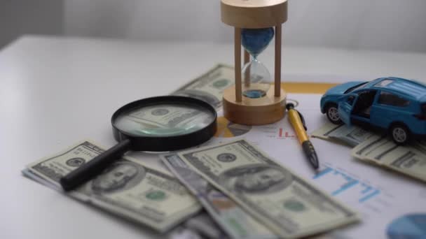 Autíčka a kresby listů, peníze — Stock video