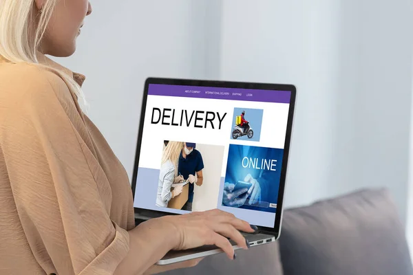 Online e-commerce winkel, dropshipping business website concept. laptop computer, verzenddozen, retail marktplaats, magazijn levering achtergrond, banner. — Stockfoto