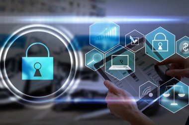 Masaüstünde mikro devre ve modern dijital tablet bulunan yaratıcı kilit illüstrasyonu arkaplanda, üst görünümde, siber güvenlik kavramı