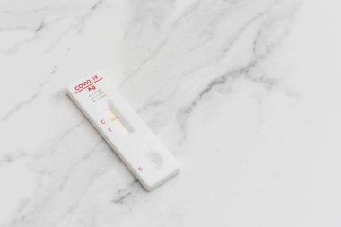 COVID-19 için hızlı test cihazı kullanarak negatif test sonucu, yeni Coronavirus 2019