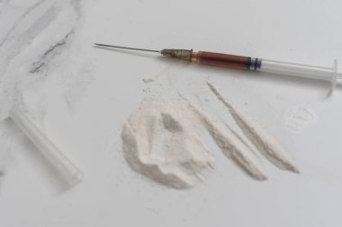 Farklı ilaçlar, şırınga. Uyuşturucu bağımlılığını durdur.