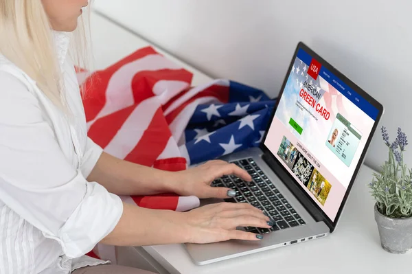 Groene kaart in een zoekmachine op de computer. laptop en Amerikaanse vlag — Stockfoto