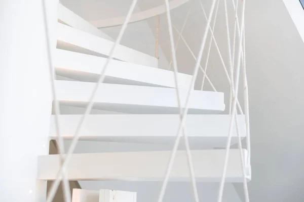 Архітектурний фон дерев'яні спіральні сходи — стокове фото