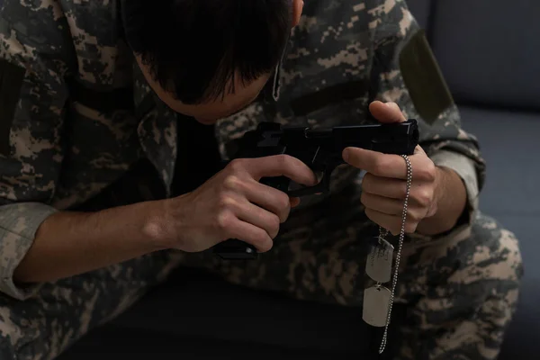 Żołnierz wojskowy celuje w ekran z pistoletem w ręku. Burza koncepcji budynku — Zdjęcie stockowe