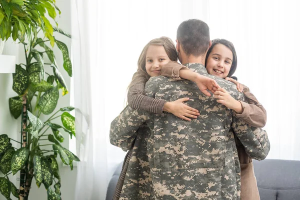 Katonai apa és két lánya otthon. — Stock Fotó