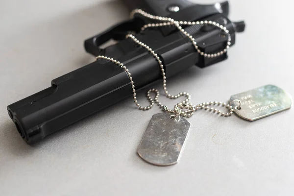 Gun with dogtags. Concept of duty and service in US army forces. Veteran concept — Stock Photo, Image