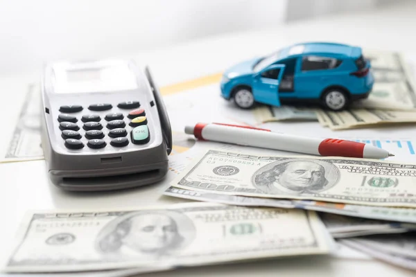 Dokument - Kauf eines Autos mit Euro, Stift, Taschenrechner und Spielzeugauto. — Stockfoto