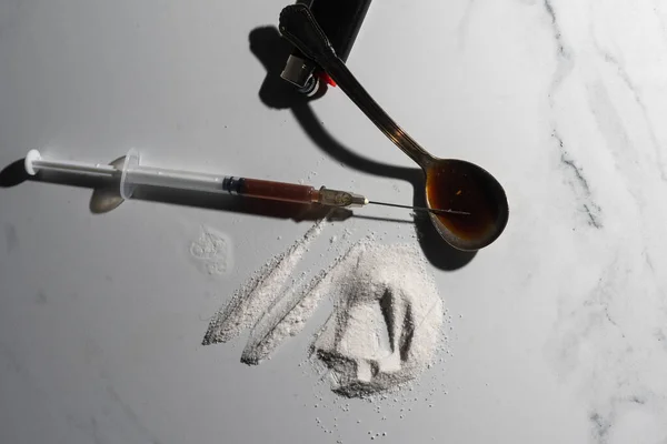 Narkotyki różnego rodzaju i czaszki ludzkie na podłodze, Kolekcja różnych twardych narkotyków Heroina — Zdjęcie stockowe